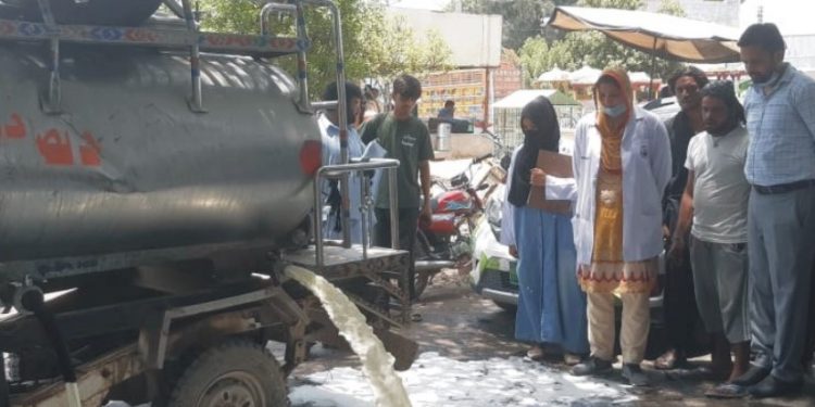 فوڈ اتھارٹی کی کارروائی 500 لیٹر مضر صحت دودھ تلف