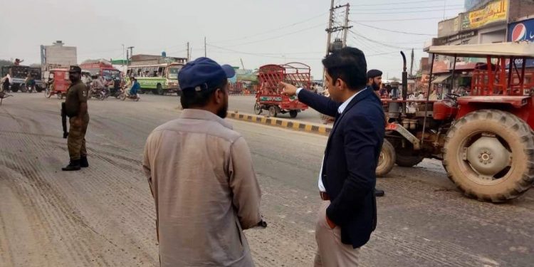 ڈپٹی کمشنر کا سمندری روڈ کا دورہ تعمیر و مرمت کا جائزہ لیا