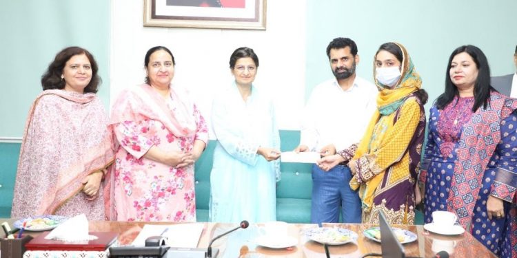 جی سی ویمن یونیورسٹی کی 695 طالبات میں 56 ملین کے چیک تقسیم