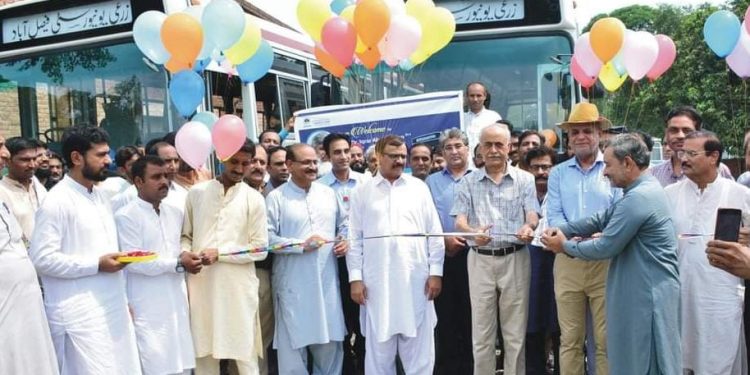 زرعی یونیورسٹی فیصل آباد میں طلبہ کیلئے مزید 2 نئی بسیں شامل کردی گئیں۔ وائس چانسلر