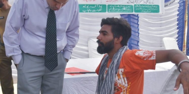 ڈی سی عمران حامد شیخ نے خدمت کچہری لگا کر فوری عوامی مسائل حل کرنے کے کا حکم