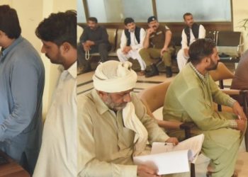 ڈپٹی کمشنر نے اپنے دفتر کے باہر بیٹھ کر عوام کی شکایات سنیں