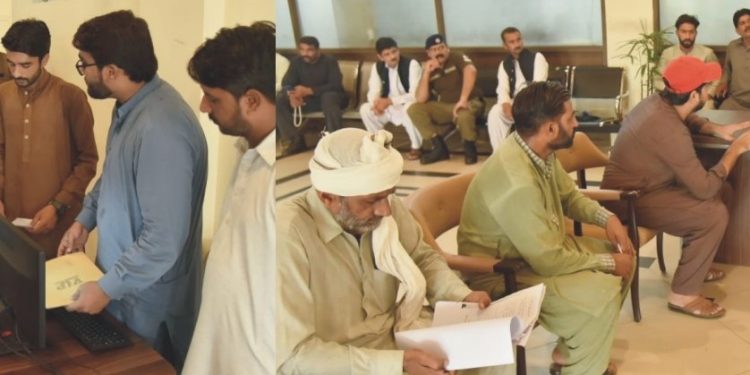 ڈپٹی کمشنر نے اپنے دفتر کے باہر بیٹھ کر عوام کی شکایات سنیں