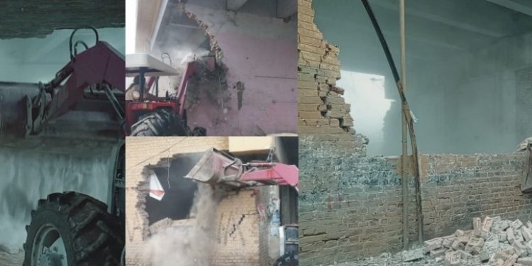 نشاط آباد پل میں غیر قانونی 18 دکانوں اور گوداموں کو مسمار کردیا گیا