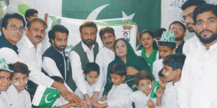 لطیف نذر نے ماڈل چلڈرن ہوم کمپلیکس میں بچوں کے ہمراہ جشن آزادی کا کیک کاٹا