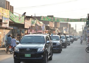 ضمنی الیکشن؛ حلقہ این اے 108 فیصل آباد میں پولیس فلیگ مارچ