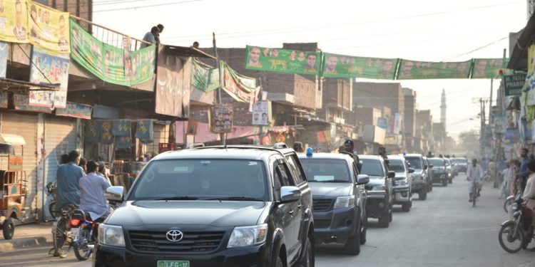 ضمنی الیکشن؛ حلقہ این اے 108 فیصل آباد میں پولیس فلیگ مارچ
