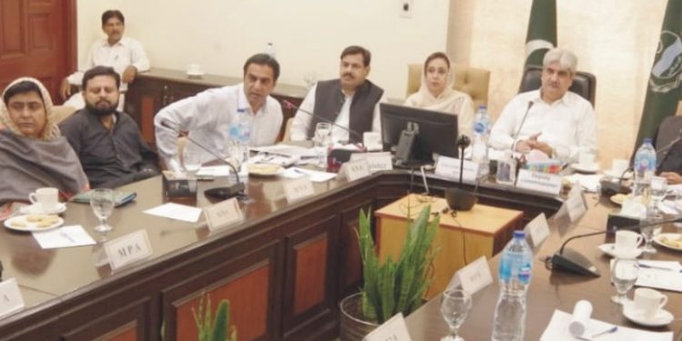 فیصل آباد کے 28 سیل پوائنٹ پر عوام کو سستا آٹا فراہم کیا جارہا ہے۔ ڈسٹرکٹ کوآرڈینیشن کمیٹی