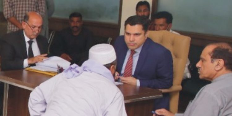 ڈپٹی کمشنر حامد شیخ کا روزانہ آفس کے باہر بیٹھ کر عوامی مسائل سننے کا سلسلہ جاری