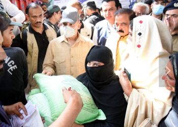 وزیراعظم محمد شہباز شریف نے فیصل آباد میں مفت آٹا تقسیم مرکز کا دورہ