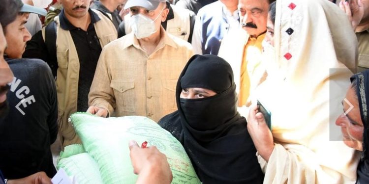 وزیراعظم محمد شہباز شریف نے فیصل آباد میں مفت آٹا تقسیم مرکز کا دورہ