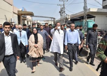 نگران وزیراعلیٰ پنجاب شرپسندوں کے حملوں سے زخمی ہونے والے پولیس اہلکاروں سے ملاقات