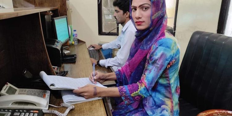 فیصل آباد میں خواجہ سرا کا نوکری مل گئی 