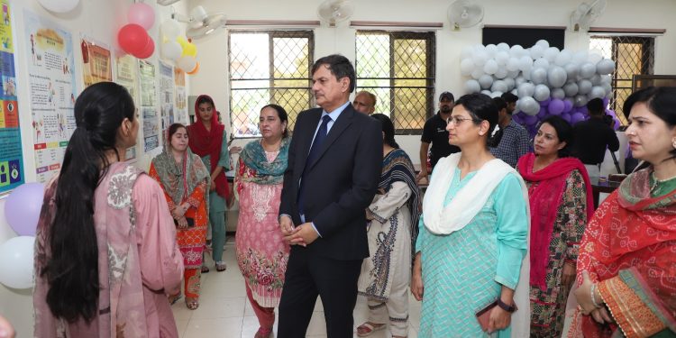 گورنمنٹ کالج وومن یونیورسٹی میں سولر سسٹم کا افتتاح