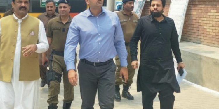 ڈپٹی کمشنر علی عنان قمر کا سٹی ٹرانسپورٹ ٹرمینل کا اچانک دورہ