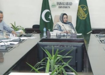 کمشنر فیصل آباد کی لنڈا بازار راجباہ روڈ کے متاثرین سے میٹنگ