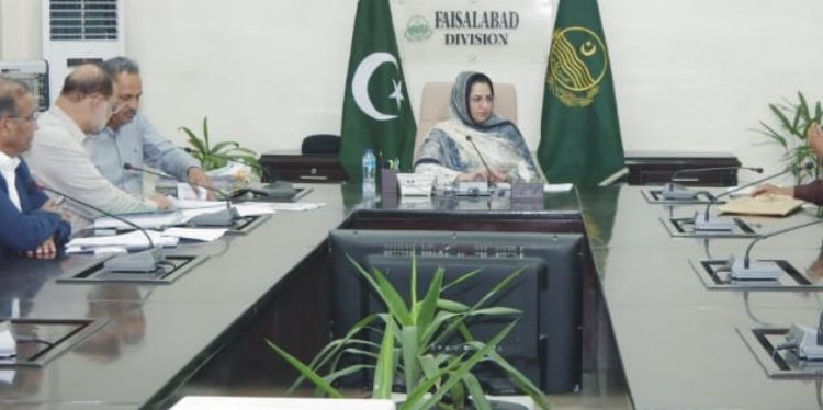 کمشنر فیصل آباد کی لنڈا بازار راجباہ روڈ کے متاثرین سے میٹنگ