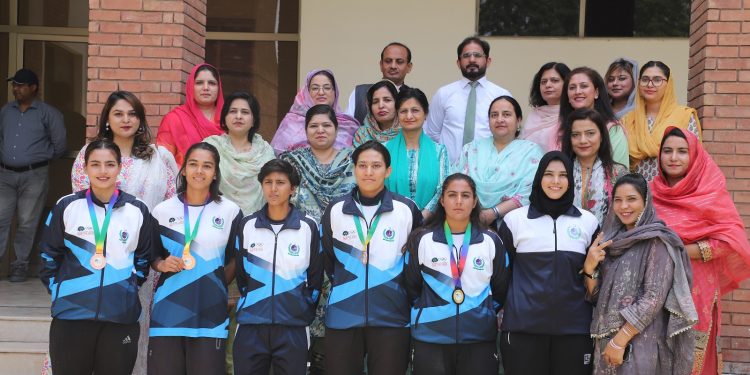 وومن یونیورسٹی فیصل آباد میں سپورٹس سٹارز کو خراج تحسین پیش کرنے کیلئے تقریب منعقد 