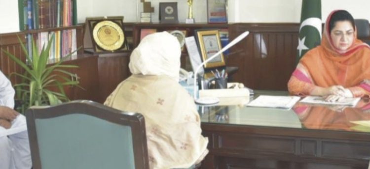 کمشنر فیصل آباد عوام کی خدمت کے لیے متحرک