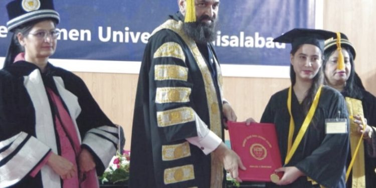 گورنمنٹ کالج وومن یونیورسٹی کا کانووکیشن، 7 ہزار سے زائد طالبات کو ڈگریاں اور 81 کو گولڈ میڈل دیئے گئے
