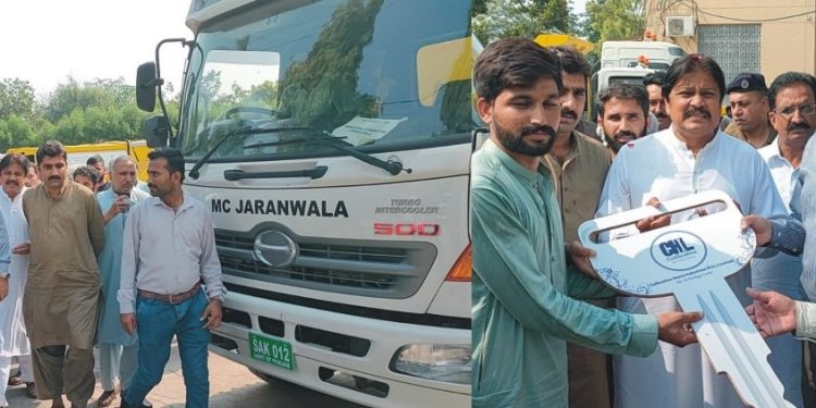 ڈپٹی کمشنر کا دورہ جڑانوالہ میونسپل کمیٹی کی خریدی گئی نئی مشینری کا افتتاح کیا