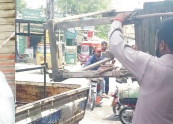 مدینہ ٹاؤن میں کھلے عام پٹرول وگیس فروخت کرنے والی تجاوزات کا صفایا اور سیل کردیا گیا