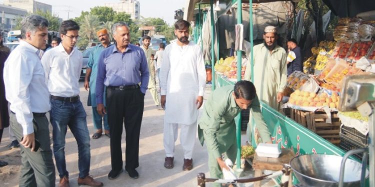 شہر کی مرکزی شاہرات پر ایک ہی طرز کے ماڈل ریڑھی بازار قائم