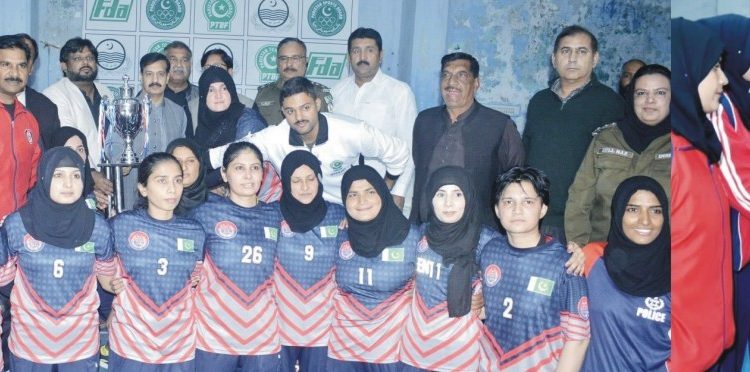 ساتویں گرلز چک بال چیمپیئن شپ پنجاب پولیس کی ٹیم نے سنسنی خیز اور کانٹے دار مقابلے کے بعد جیت لی۔
