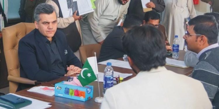 ڈپٹی کمشنر کی کمشنر آفس میں کھلی کچہری کا انعقاد، عوامی مسائل سنے