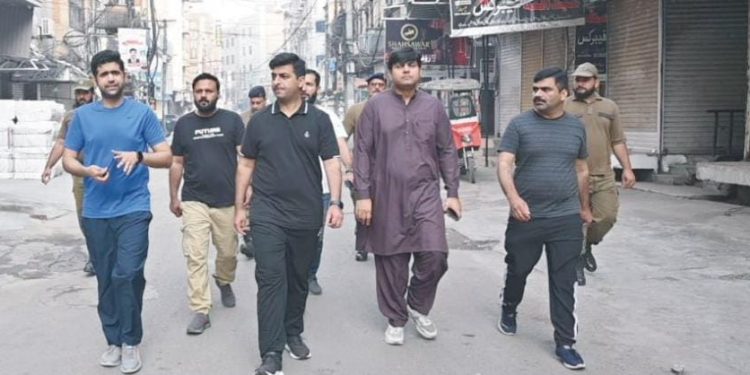 ڈپٹی کمشنر کا صفائی مہم کا جائزہ، شہریوں کو صاف ماحول فراہم کرنے کی ہدایت