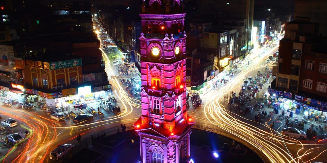 گھنٹہ گھر کے 8 بازاروں کو وہیکل فری بنانے کے منصوبے کا آغاز کر دیا گیا۔ ڈپٹی کمشنر