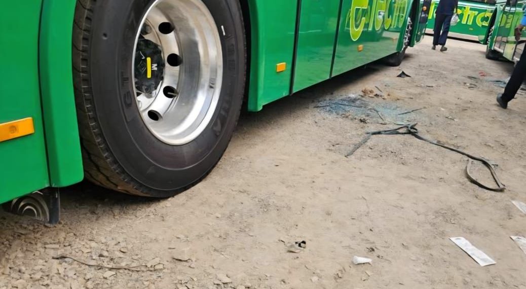گرین الیکٹرک بس سروس 3 روز میں چار بسیں حادثات کا شکار